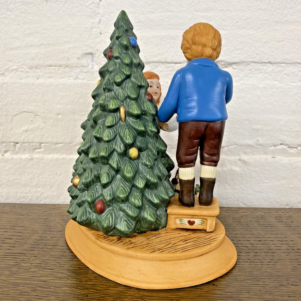 Avon Figurine "Keeping The Christmas Tradition" (1982) Traditional 2nd Edition - Picture 7 of 10